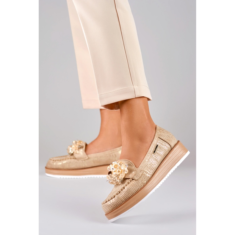 Pantofi ajurati pe platforma cu decor bej 2