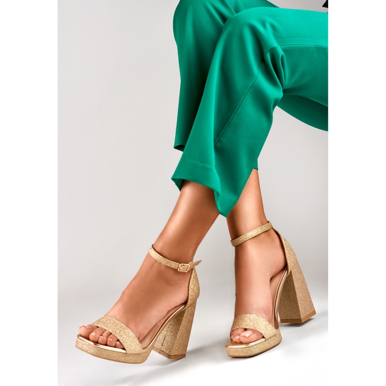 Sandale aurii strălucitoare pe un toc larg înalt de aur 1