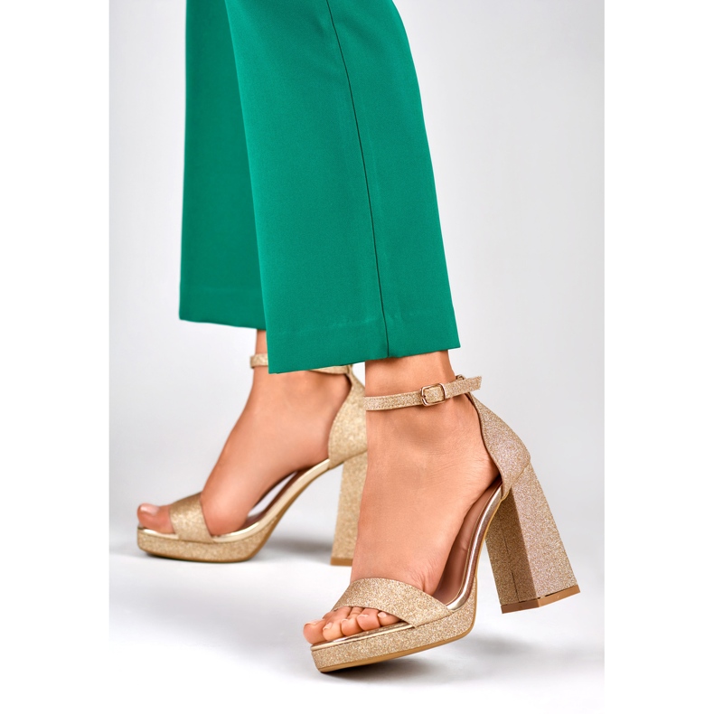 Sandale aurii strălucitoare pe un toc larg înalt de aur 2