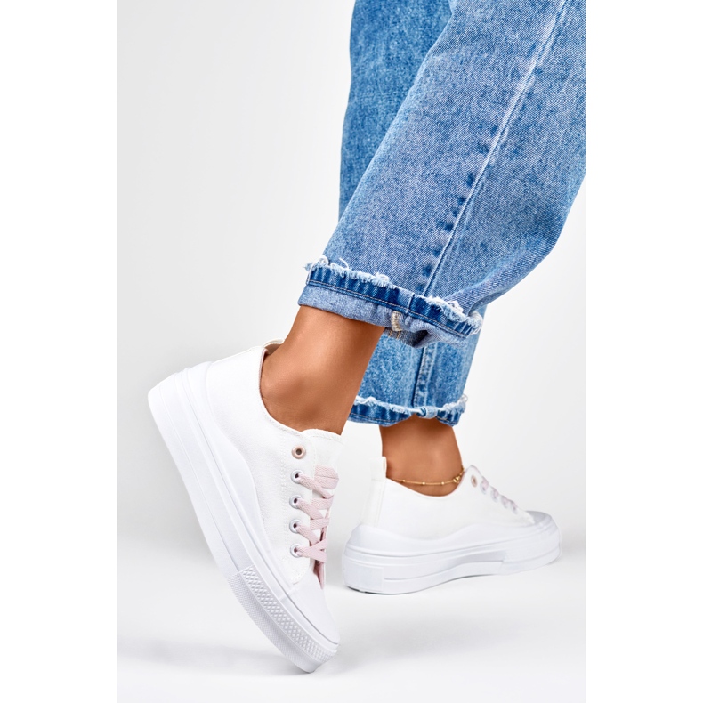 Tenisi albi de dama pe platforma 1