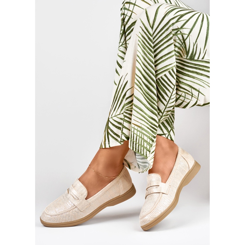 Pantofi ajurati de dama cu un luciu argintiu bej 2