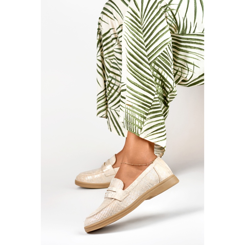 Pantofi ajurati de dama cu un luciu argintiu bej 1