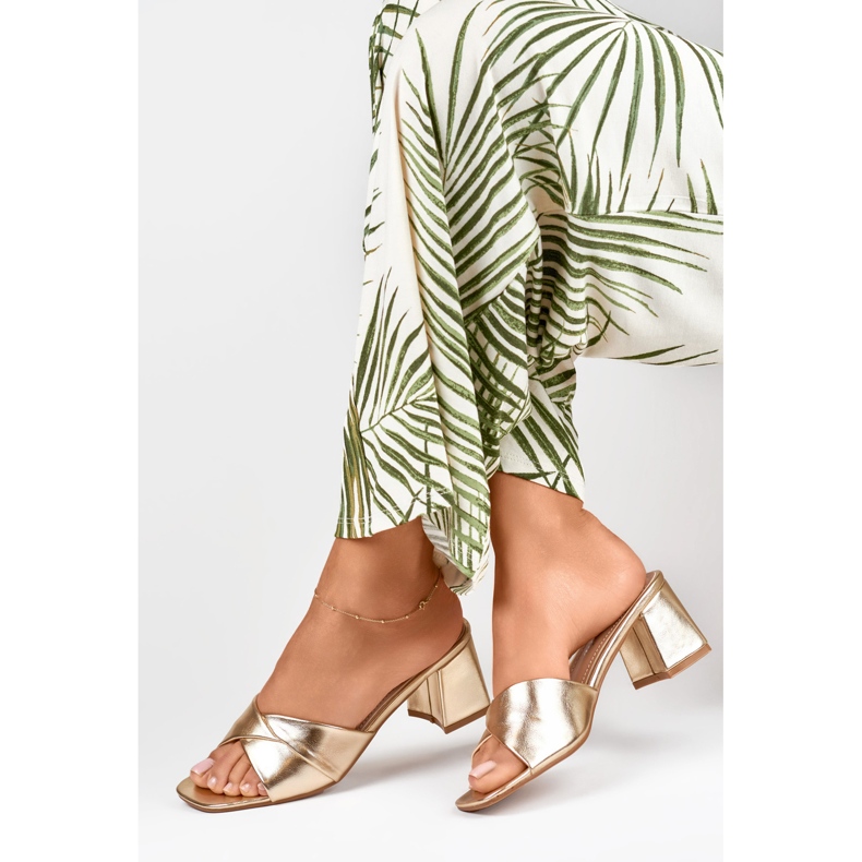 Papuci de damă aurii pe toc mic de aur 1 Papuci de damă aurii pe toc mic de aur 1