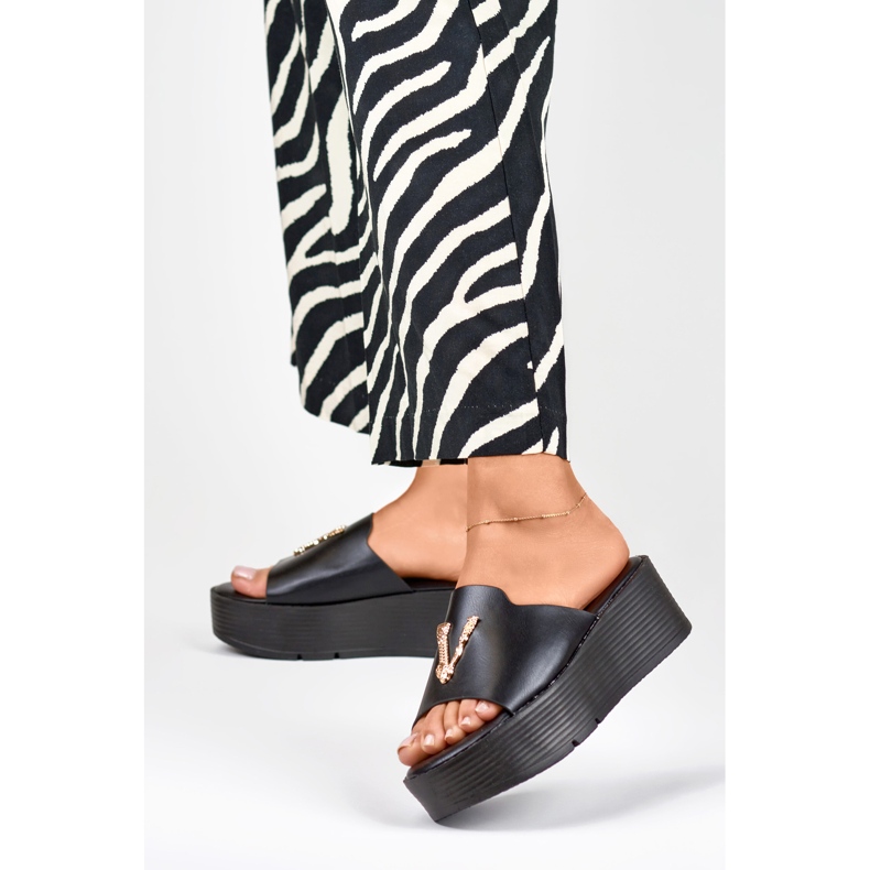 Sandale de damă negre cu pană cu decor auriu negru 2