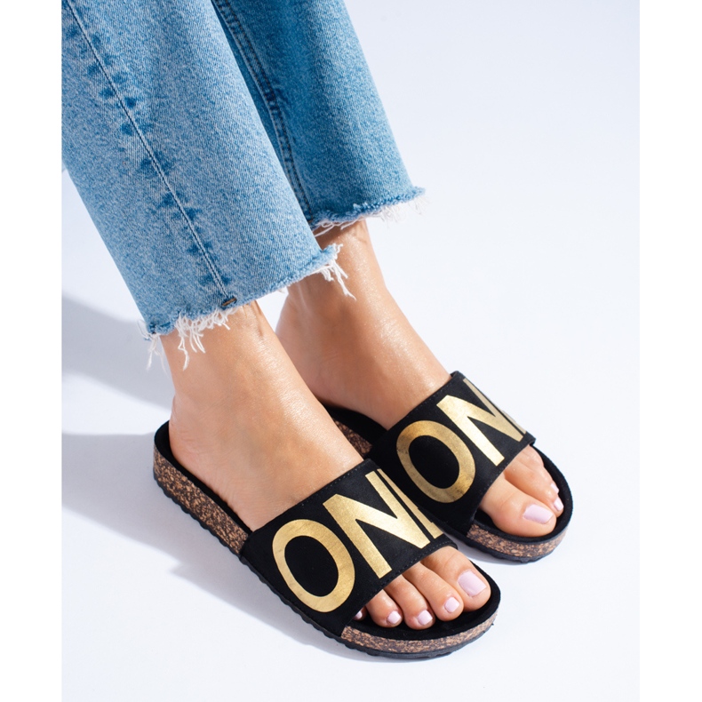 Șlapi negri cu inscripții aurii pe șapca Shelovet negru 1