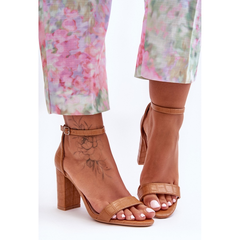 Sandale Pe Un Stalp Model Serpe Maro Hacia 1