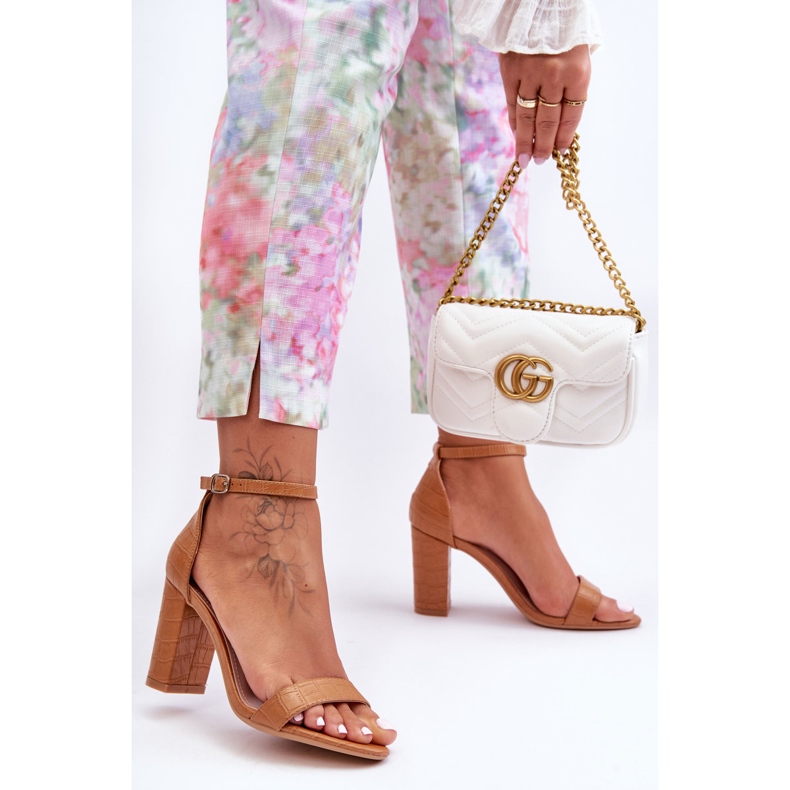 Sandale Pe Un Stalp Model Serpe Maro Hacia 2