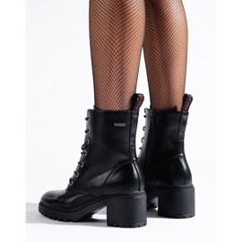 Genți Vinceza, negre, cu șireturi, pe un stâlp jos negru 2 Genți Vinceza, negre, cu șireturi, pe un stâlp jos negru 2