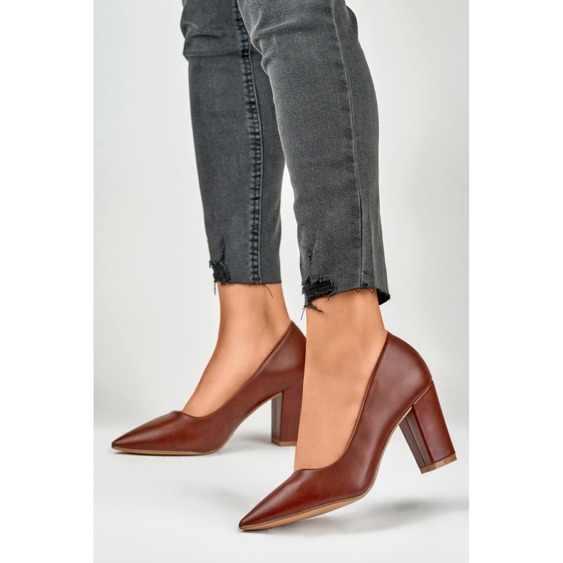 Pompe burgundy pe un toc confortabil roșu 2