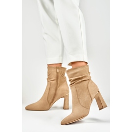 Cizme de damă bej pe un stâlp decorat 2 Cizme de damă bej pe un stâlp decorat 2