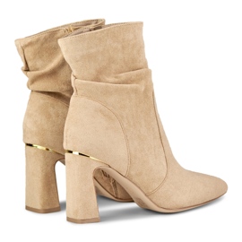 Cizme de damă bej pe un stâlp decorat 1 Cizme de damă bej pe un stâlp decorat 1