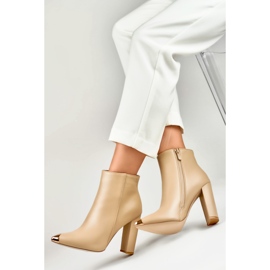 Cizme de dama de culoare bej inchis cu un cramp decorativ 2