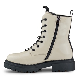 Muncitoare bej lacuite de la Carole 1