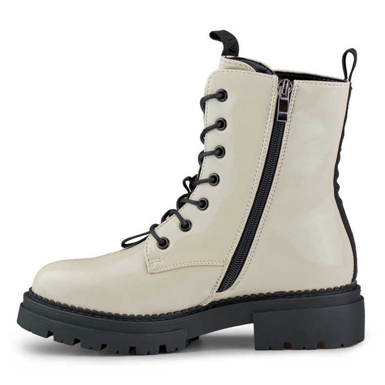 Muncitoare bej lacuite de la Carole 1