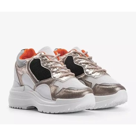 Adidași cu pană albă și aurie Alexandra de aur 2 Adidași cu pană albă și aurie Alexandra de aur 2