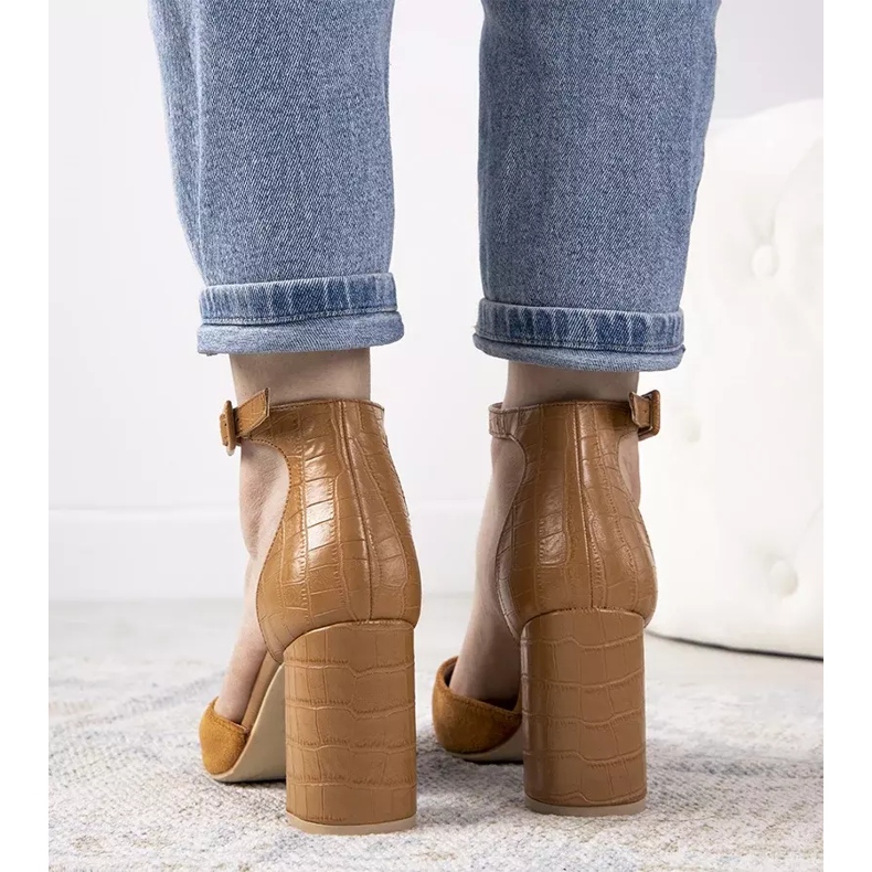 Pompă de cămilă pe postul Nataliei maro 2