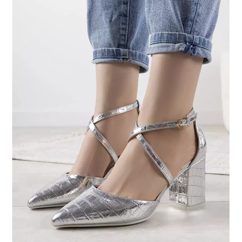 Pompele de argint pe un stâlp Strutt 1