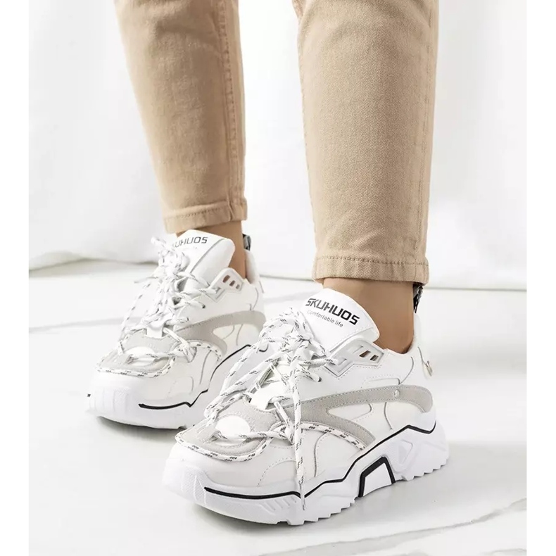 Tenisi albi de la Adavale 1