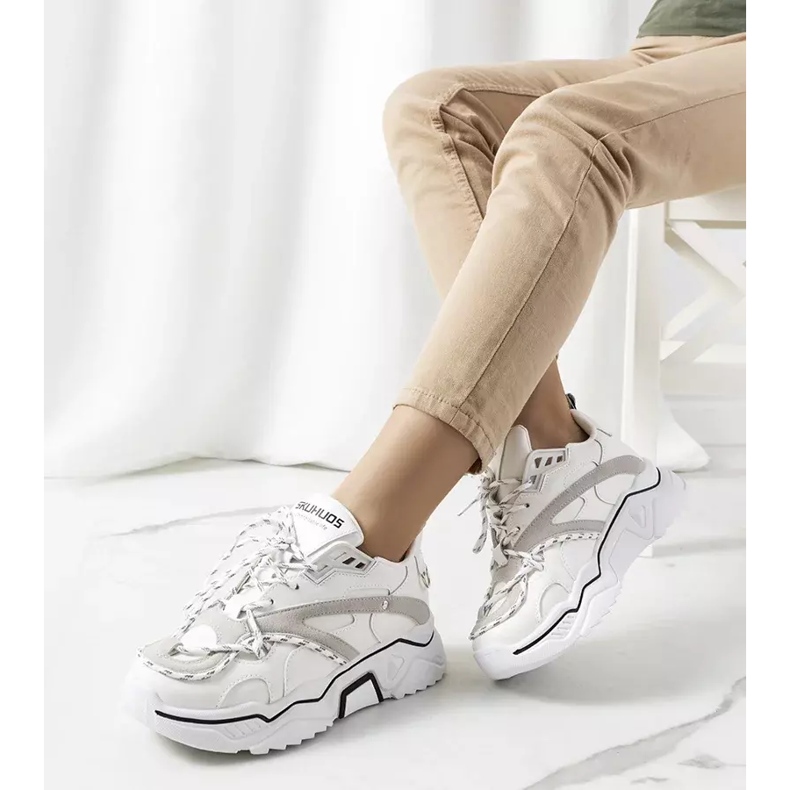 Tenisi albi de la Adavale 2