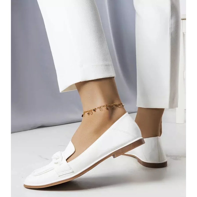 BM Mocasini albi decorati cu un lant Bobbie 2