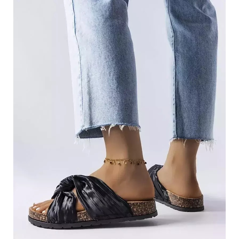 BM Tobogane negre decorate cu material Fresne negru 2