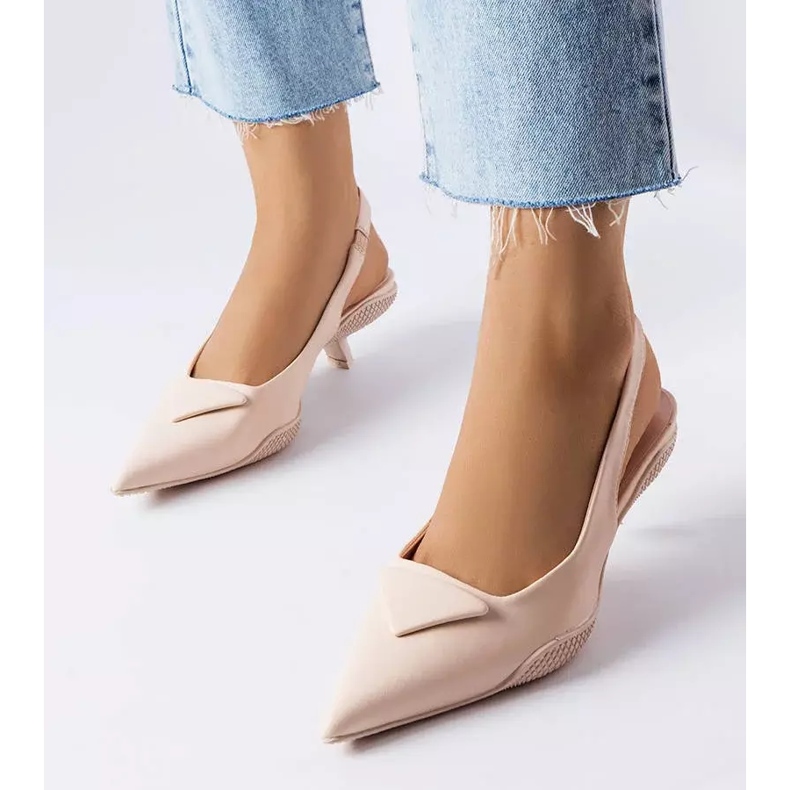 Sandale bej cu toc mic de la Labonté 1