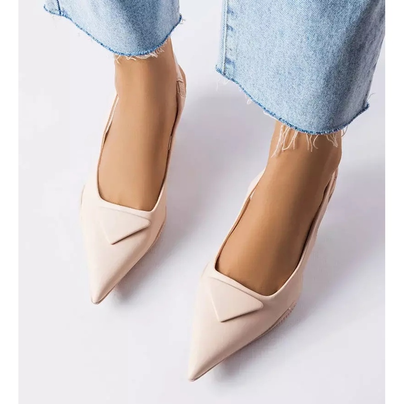 Sandale bej cu toc mic de la Labonté 2