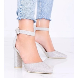 Pompele bej lucioase pe postarea Milei 1