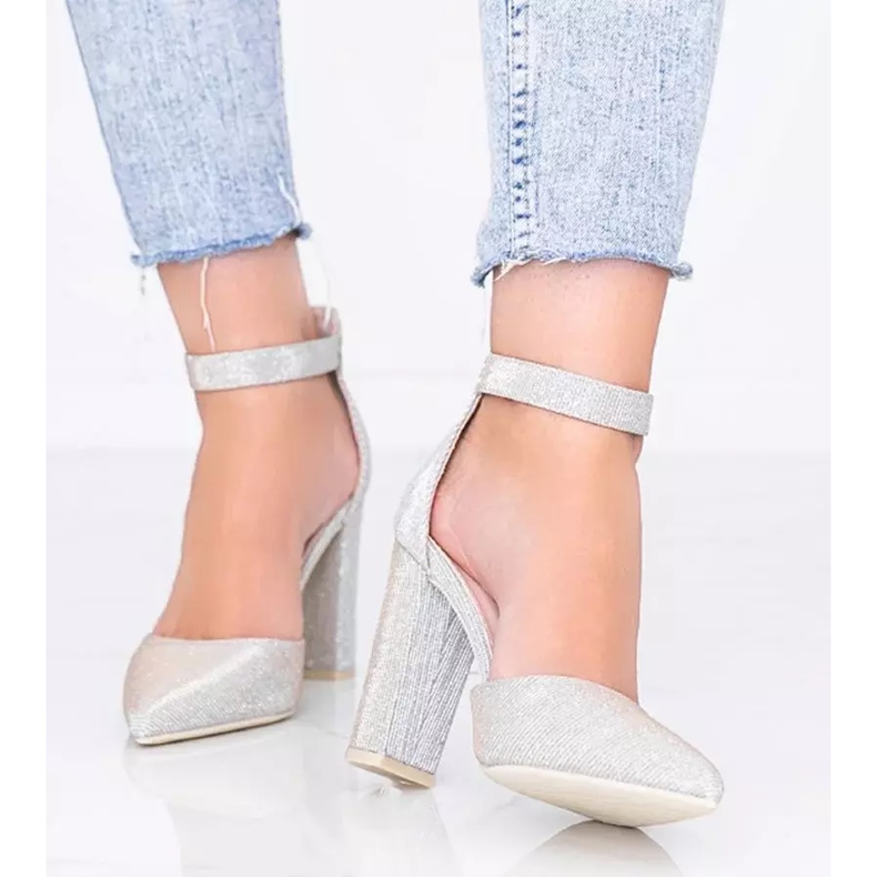 Pompele bej lucioase pe postarea Milei 2