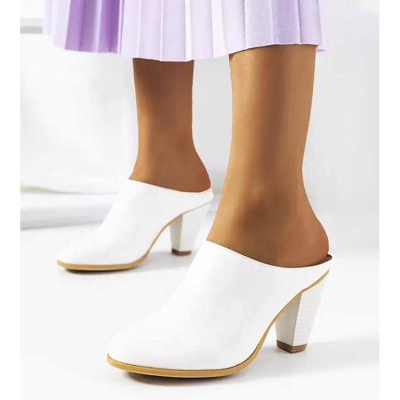 Papuci albi pe postul Plotkin 1