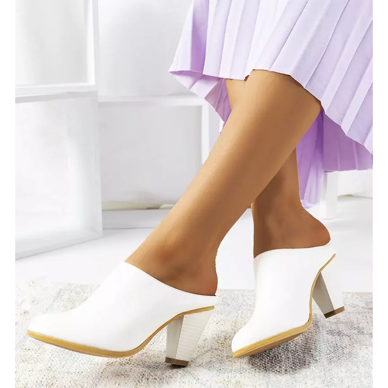 Papuci albi pe postul Plotkin 2