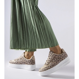 Inna Adidași bej decorați cu monograma Sands 1