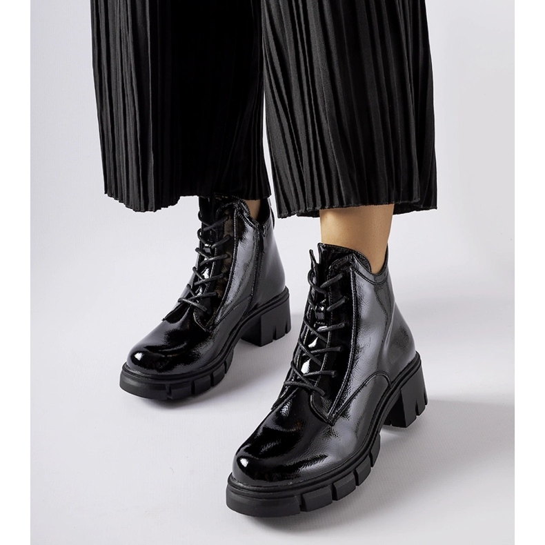 Botine lacuite izolate negre de la Vinceza negru 1