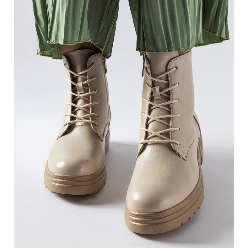 Cizme de drumeție izolate bej de la Vinceza 1