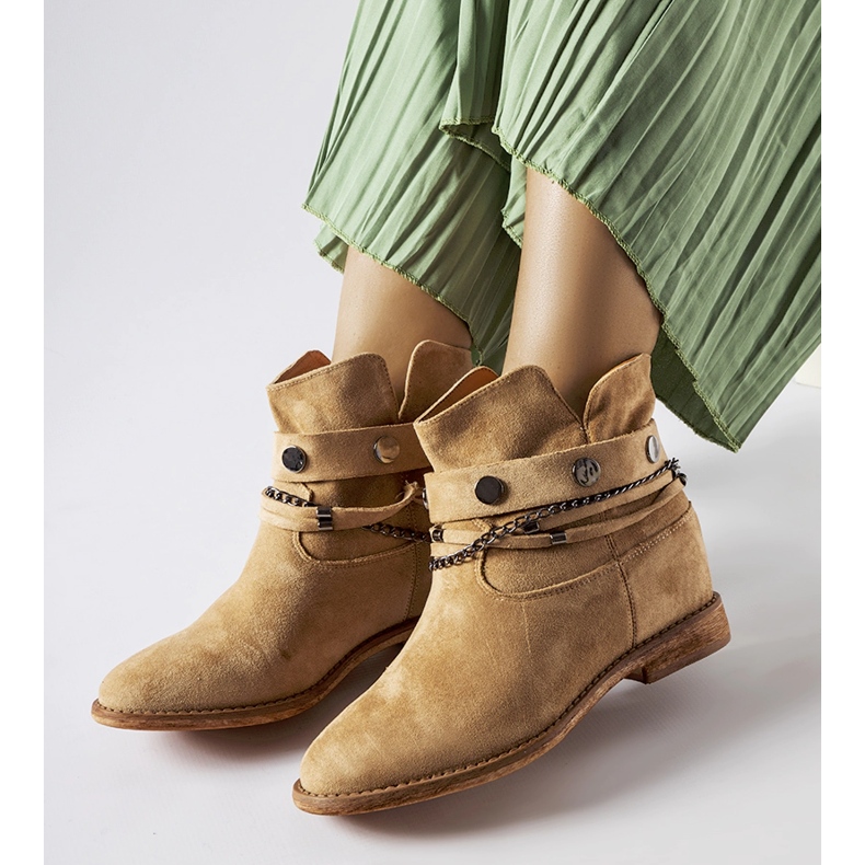 Cizme cu pană izolate bej de la Rinehart 1