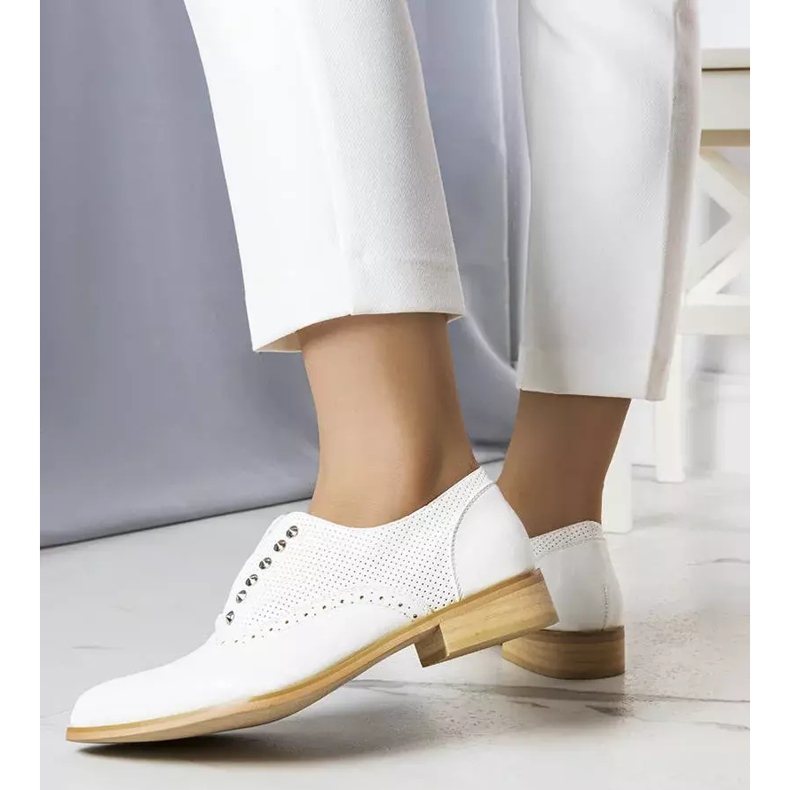 BM Pantofi albi ajurati cu crampoane de la Erin 2