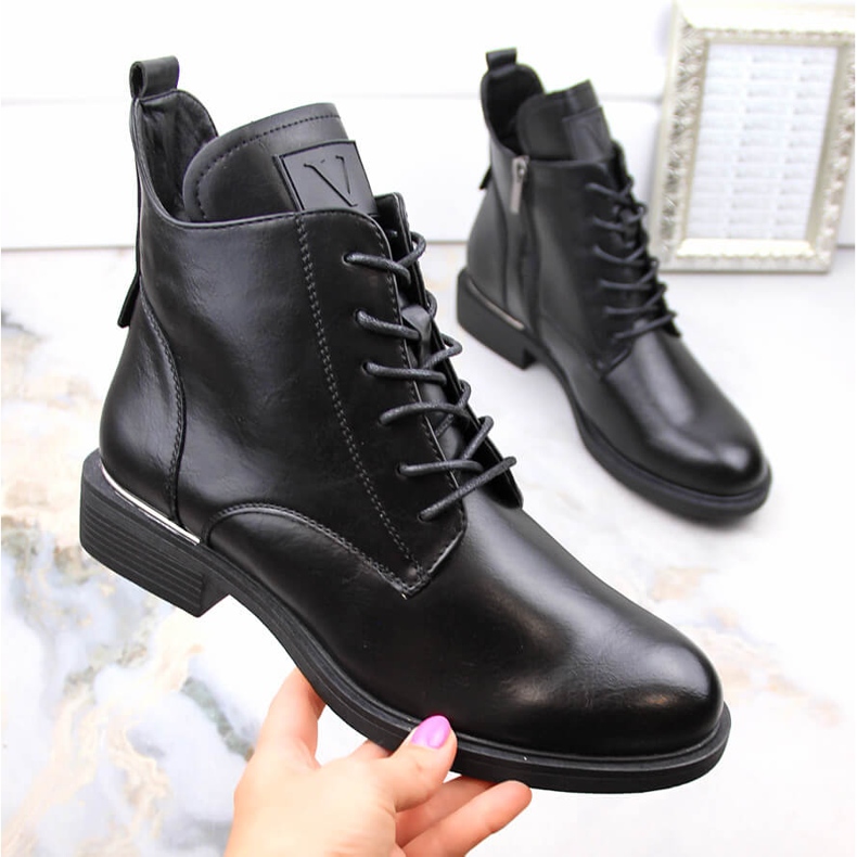 Cizme izolate de damă cu toc plat, negre Vinceza 58167 negru 1