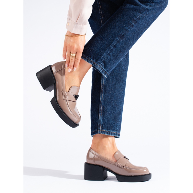 Pantofi de dama bej lacuiti de la Shelovet 2