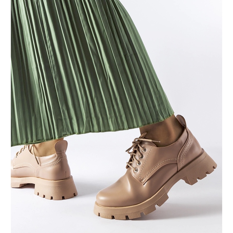 Pantofi bej cu finisaj Charleston mat 1