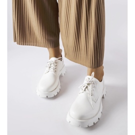 Pantofi albi cu finisaj Charleston mat 1