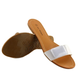 Papuci cu curea 8293-60 Alb 1