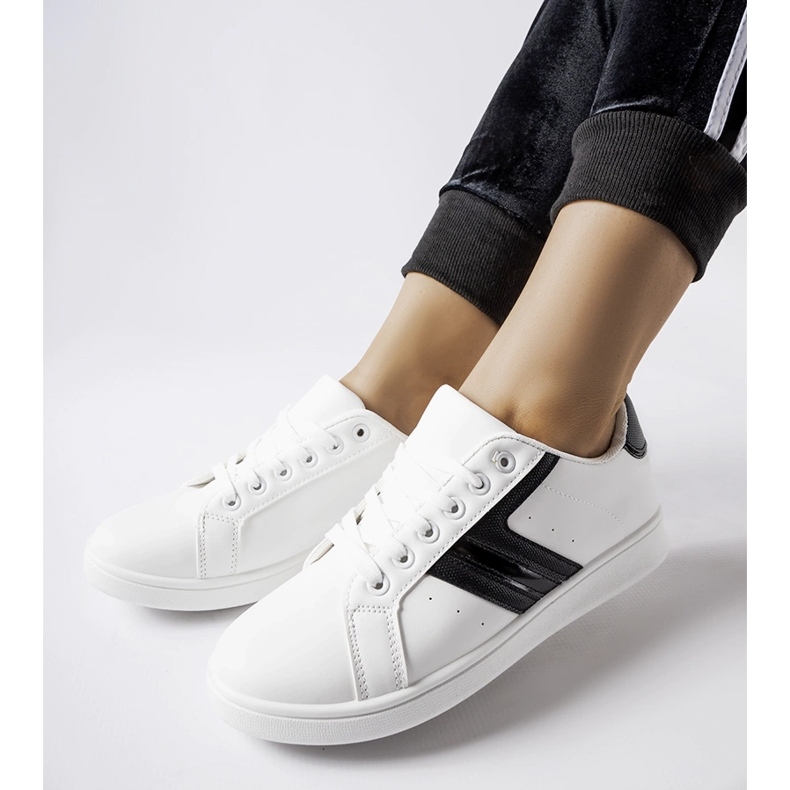 Tenisi albi cu inserții Rizzo negre 2