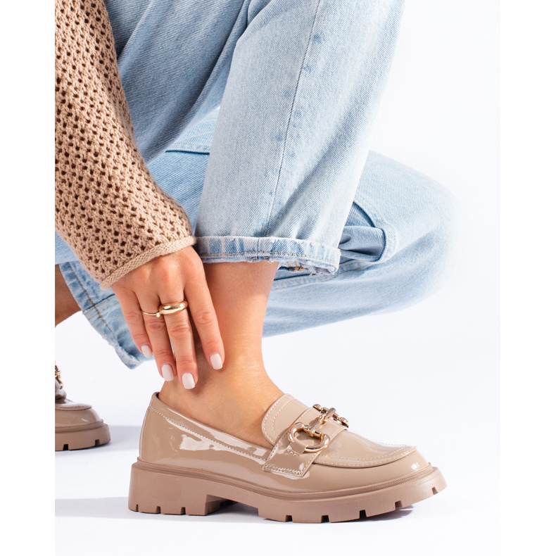 Mocasini bej patentati cu catarama Shelovet aurie 1