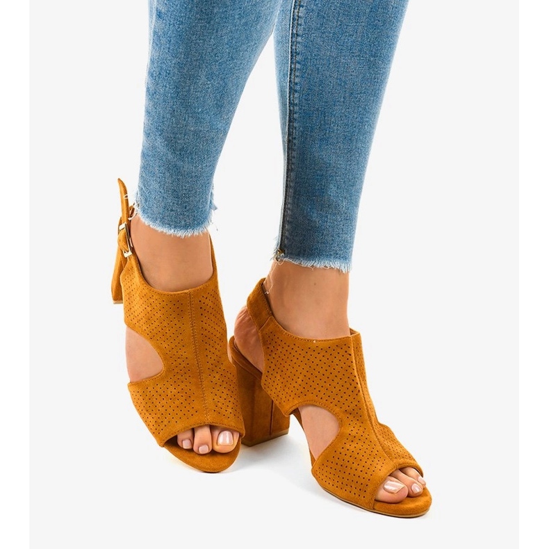 Sandale ajurate camel cu tăietură 99-33A maro 1