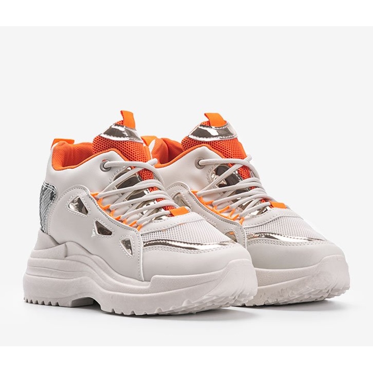 Adidași de șarpe albi și bej ai Feliciei 1