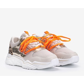 Adidași bej cu un motiv animal de Jan. 1