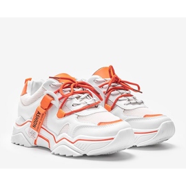 Adidași de sport albi din Kenya 1