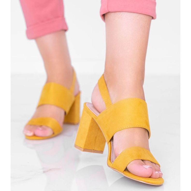 Sandale de muștar pe postarea Lil Sweetie galben 1