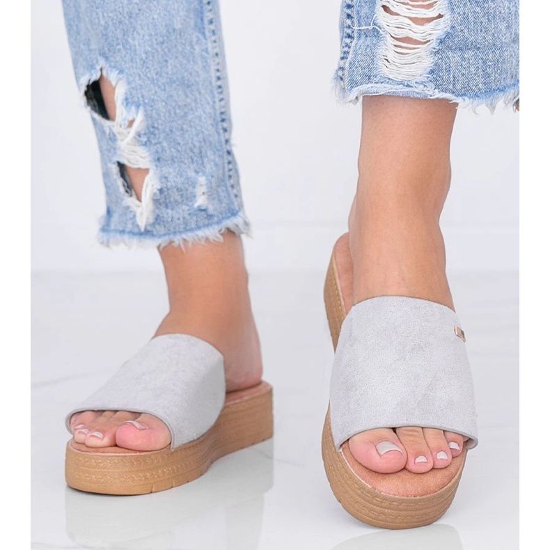 Papuci gri pe platformă 1