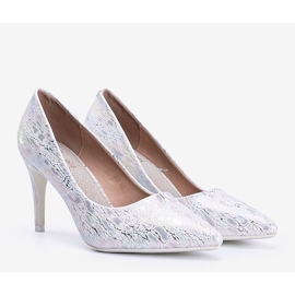 Pompele albe pe un toc stiletto cu un model de linii holografice 1